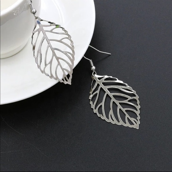 🔥SILVER LEAF EARRINGS🔥MODERN DANGLE STATEMENT EARRINGS NEW - Picture 2 of 2